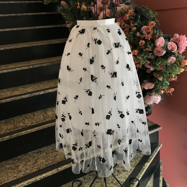 Saia de Tulle com Flor de Veludo Off White Nesgada